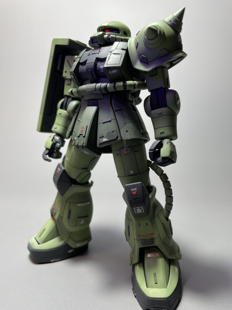 フロントビュー私が好きないつものディテールマシマシの方針です。塗装はグラデーション塗装かなり控えめですが重厚感あってヨシ！ 今回も薄緑2色、濃緑2色で塗分けました！がかなり今回は差がわかりにくくなったのが失敗点です。写真にすると特に違いが分かりにくい・・・・