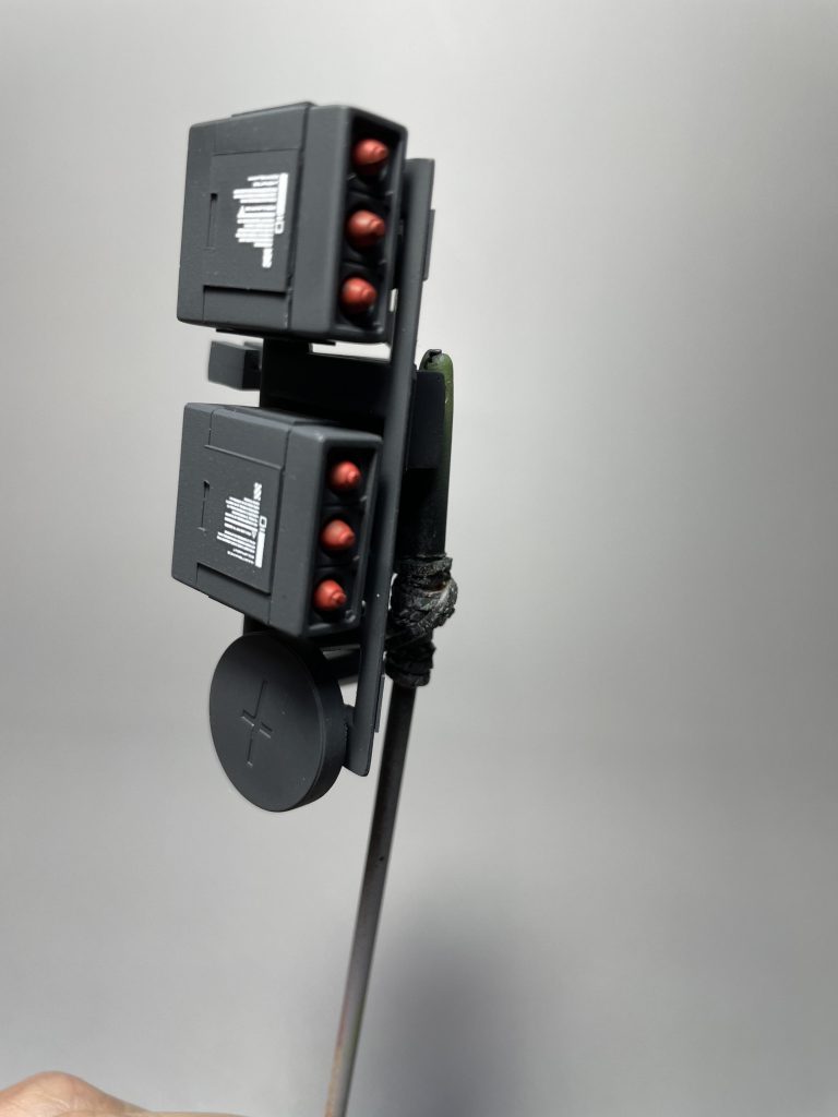 ウェポンラック100均で売ってたトラスを改造しています。ザクⅡの盾に武器がついてるのかっこいい！↓誰か「盾に武器とかおかしいだろ」↓確かに。ならウェポンラックを肩につけよう の流れで作りました。ウェポンラックに搭載できるのは、ミサイルポッドx2、ザクバズーカ、ザクマシンガン、マガジンです。接続はデュエルでさんざんやった磁石です。