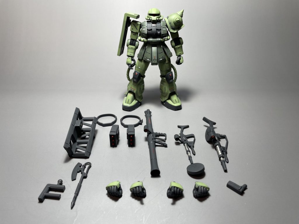 新HGUCのザクⅡはつくったことはないのですが、このザクは武装多くていいですよね。特にミサイルポッドは最高です。後はシュツルムファウストが欲しい・・・今回新たに追加したのは、FGのザクマシンガン、ウェポンラックと肩シールドを手に持たせれるように持ち手を作りました。