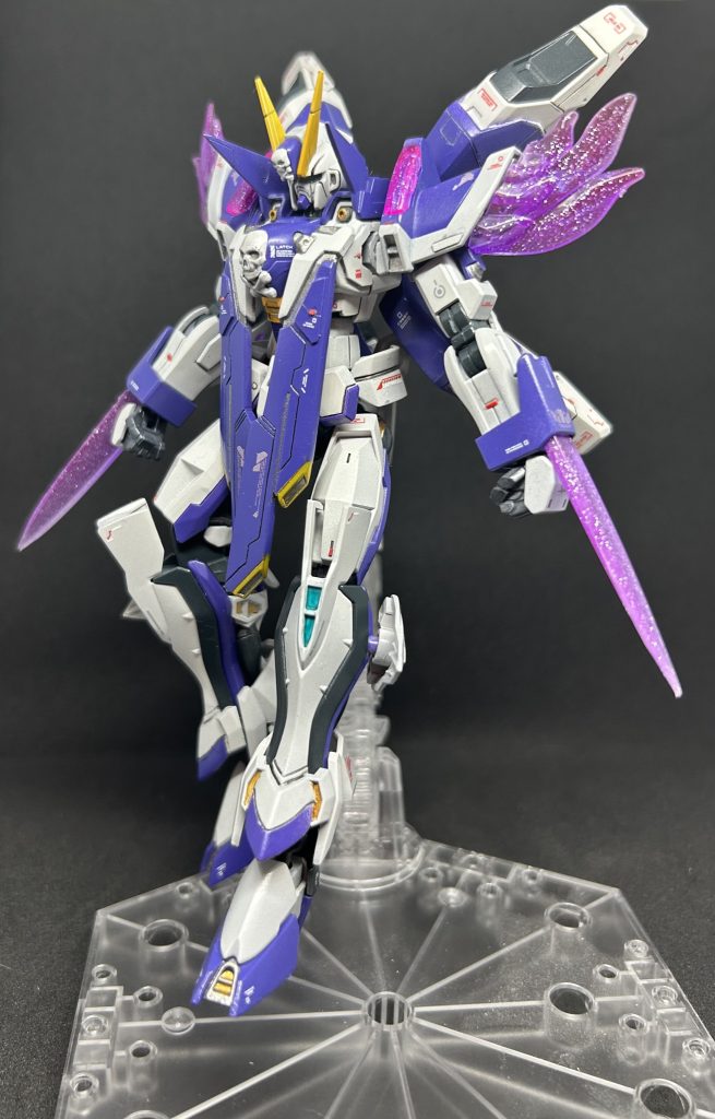 手首からビームソードを発生させ拳撃を剣撃に昇華させる