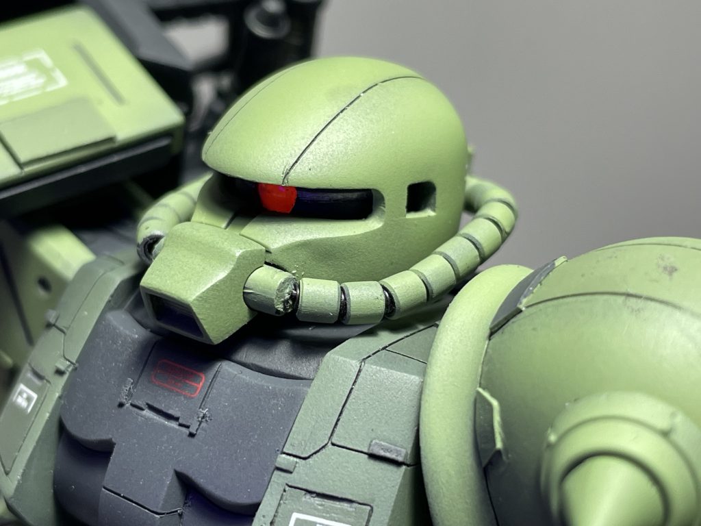 目を2mm幅詰めして細めてます。Hアイズに置き換えて、裏に蛍光塗料を塗ってブラックライトで光らせています。