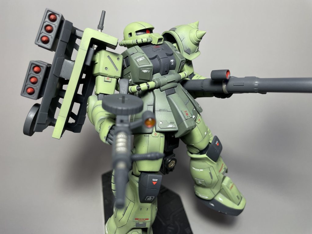 アクション②マシンガンとバズーカを手持ちフルウェポン感ありますね