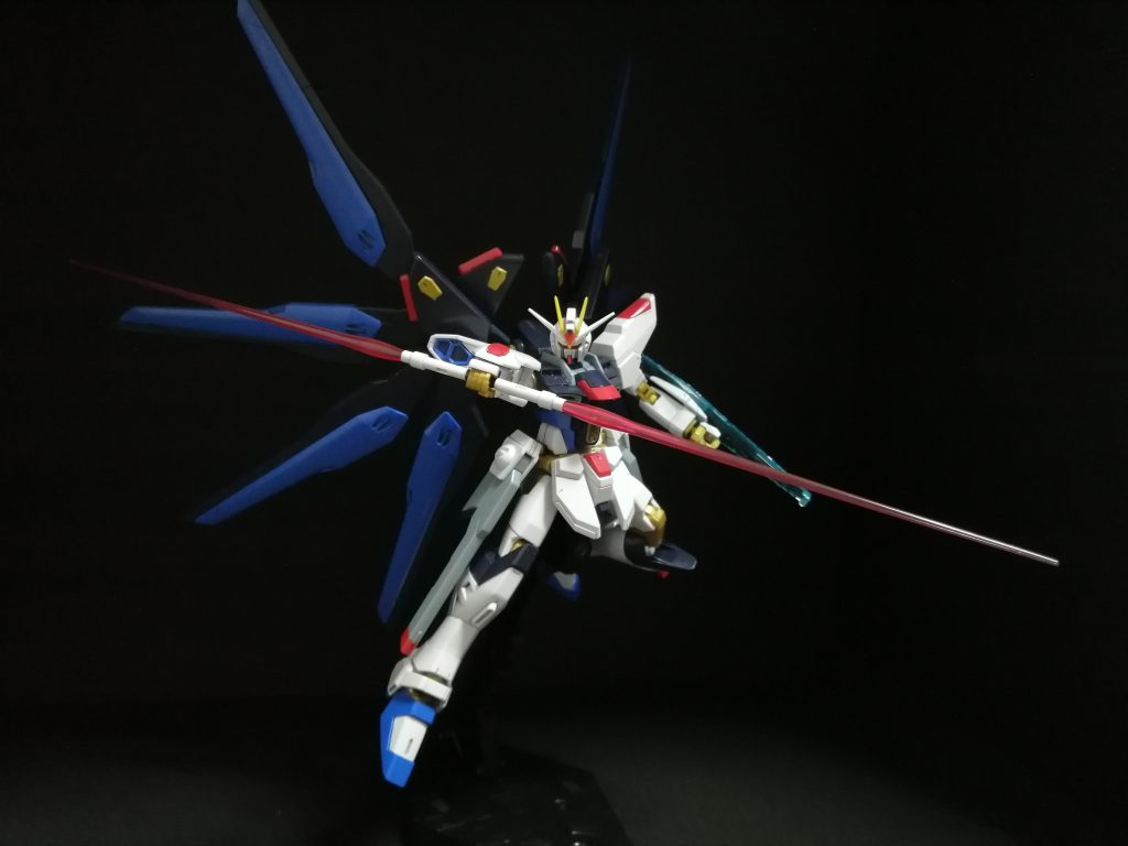 今回は3回目のHGストフリです。この写真は初めて作った時のものです。スミ入れとトップコートくらいしかしてません。懐かしい☺️