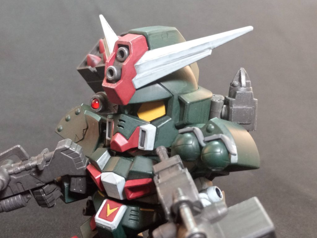 レーザーポインターにはHアイズっぽいやつを使用。後ろの兵装の肉抜き穴が面倒だった。