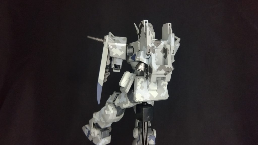 背面迷彩はこの状態を基準にマスキングして塗り分け