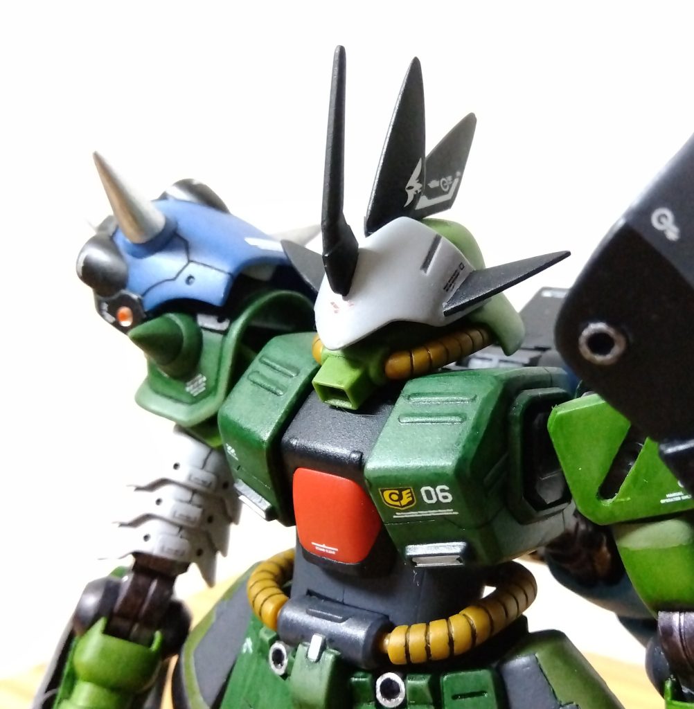 頭部…とくに特殊な機能等はないものの、迫力を出すためにジャンクを繋ぎ合わせて作成したバイザー。アルフレッド当人は格好良いと思っているらしいw胴体…こちらも特殊な改修は無し。こだわりは左胸の部隊章。「なんで06なの?」と聞かれることも多いそうだが、アルフレッドは決まって「自分が6人目の隊員だからさ」と言うだけらしい