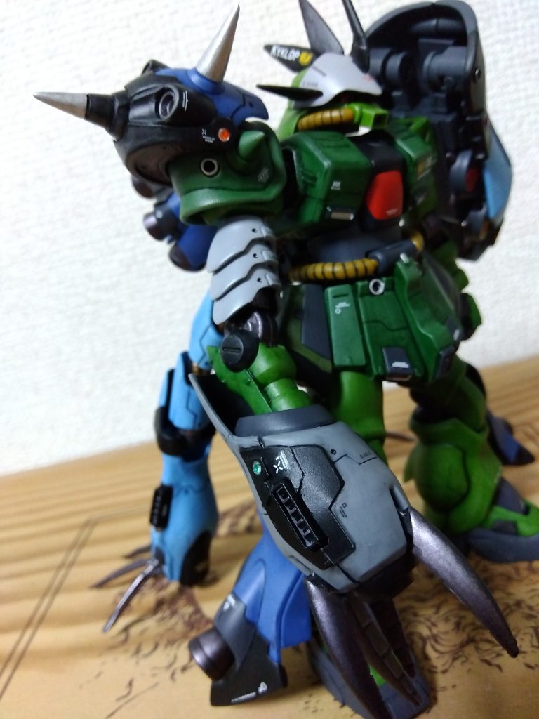 右腕部…特徴的なクロー状のハンドパーツはズゴックEから。性能的にはネオ・ジオン残党軍