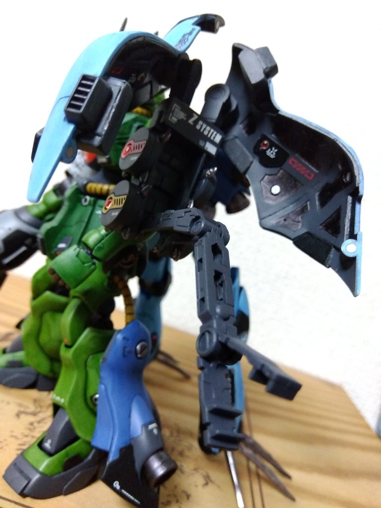 左腕部…肩にハイゴッグの肩アーマーを改良したバインダーを装着。内側にはチェーンマイン型の独立攻撃ユニット~通称