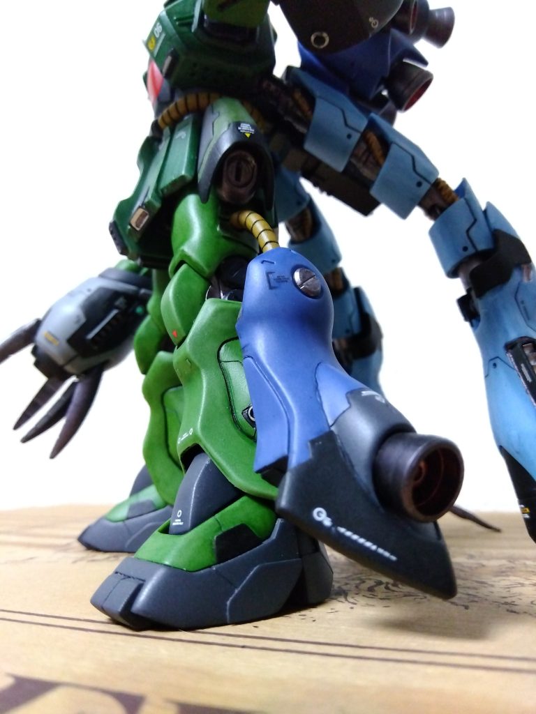 脚部…ケンプファーの脚部パーツを改修したアーマー兼補助スラスターユニットを装備腰部は前述したミノフスキー粒子排出用のパーツに換装。宇宙空間ではレーダー等の撹乱目的で使用する