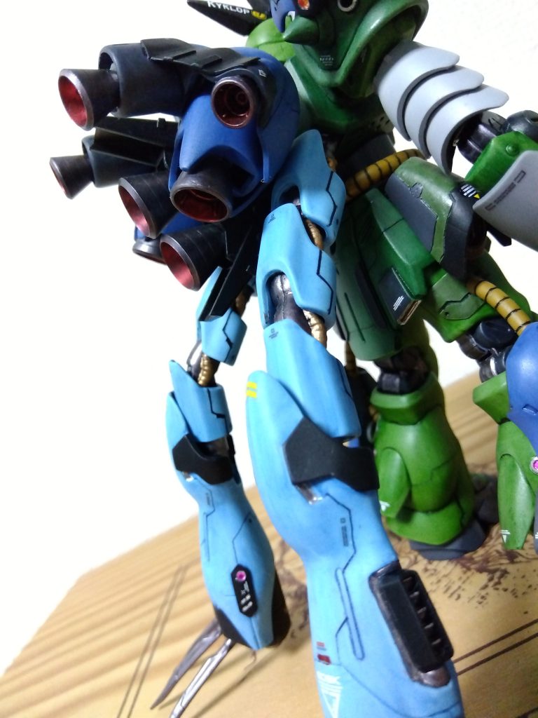 背部…バックパックはザクの物ではなく縦2段形式のバーニアに変更。更に両サイドにケンプファーの腿部を改良したフレキシブルブースターを装備、驚くほどの推進力を発揮する。袖付き首領が搭乗していたシナンジュがモチーフ腰部にハイゴッグの腕部を触手…サブアームとして装着。腕としての機能はもちろん、高出力ビーム砲も内蔵、スラスターとしての役割も兼ねており、トリッキーな動きで敵を翻弄する