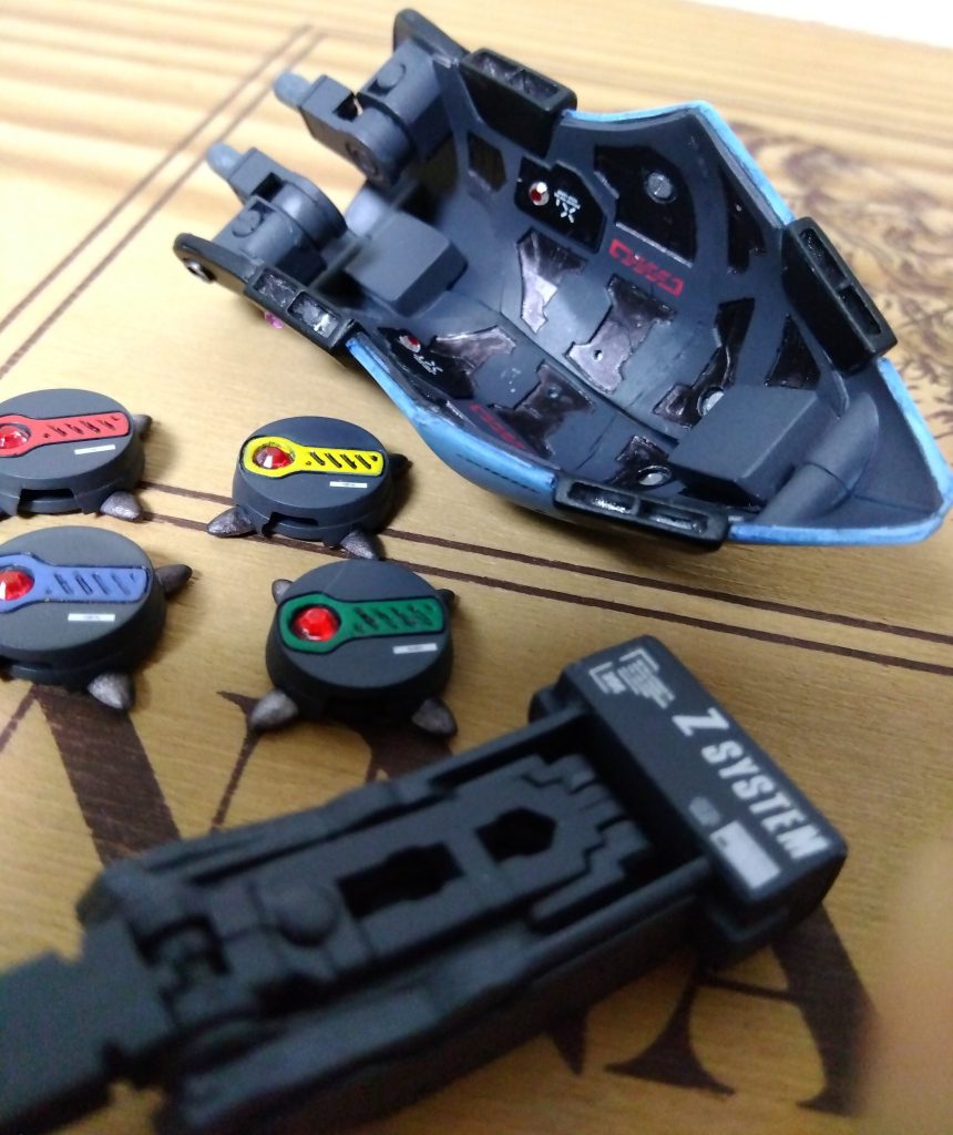 追加パーツ②ハイゴッグ肩アーマーは左右の雌側を使用(そのため残った肩パーツは普通には使用できない状態にw)接続部の穴にネオジムを仕込みくっつけてます。プラ板でディテールアップ。ヒートプレスという技を使えれば楽なんでしょうが、匂いが出る作業は出来ないので0.3mmプラ板を型を取って切り抜き、ぐにゃぐにゃに柔らかくしてから慎重に接着wこちらも定番の突起部のビルダーズパーツ化を行ってます縁にはディテールとしてスラスター的なものを製作。裏側はここまでやるつもりはなかったんですが勢い余ってディテールを作成😵ここもプラ板ぐにゃぐにゃ作戦でなんとかかんとかwもうちょっとこういったデザイン力も勉強せねばな…と実感内側にはジャンクとプラ板スクラッチで、サブアームとゾルタート(チェーンマイン)の収納部を作成。ゾルタートは裏側にネオジム仕込んだくらいで工作はとくにしてません😅