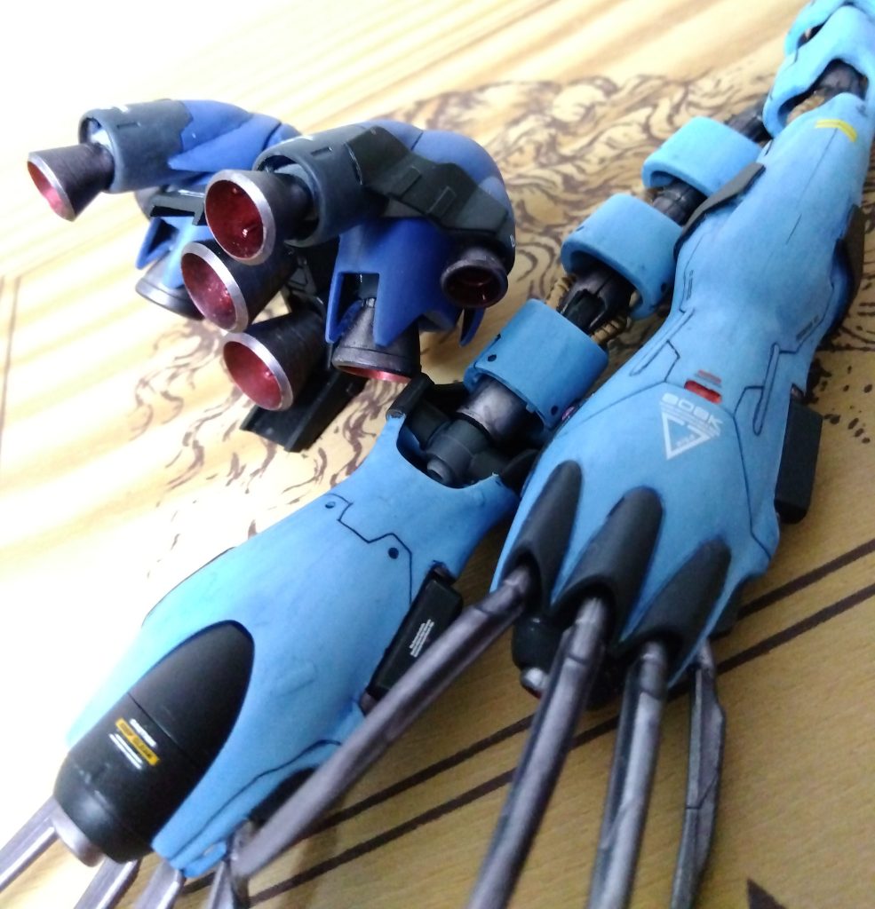 追加パーツ④バックパックのメインはコトブキヤ謹製パーツを使用。ボールジョイントでケンプ腿を取り付け。腿は一応後ハメ加工とかもしてますwバーニアはケンプファーのものとコトブキヤ製ですハイゴッグ腕は背中をくり抜きボールジョイント雌を仕込み、腕側の接続部にも雄を取り付け。関節を1部スクラッチしてます。多少プラ板とビルダーズパーツでディテールアップ。砲口にはズゴックE腕と同じく発射口を仕込んでます