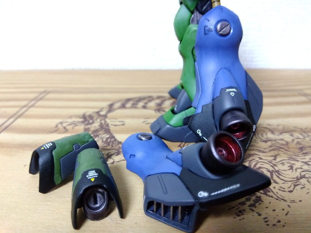 追加パーツ③腰パーツもビルダーズパーツのブースターそのまんまですwケンプファー脚部は裏側をくり抜きプラ板であれこれ工作w本体脚部内にもネオジムを仕込み取り付け。だんだん重くなってネオジムの力だけでは足りなくなったため、動力パイプを挟む形でなんとか固定してます