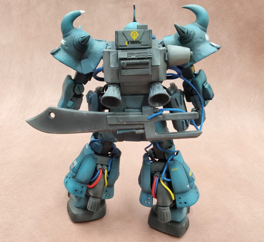 バックパックはマイクロブロックとジャンクパーツの集合体。ヒートサーベルは腰のマウントに磁石で付きます。