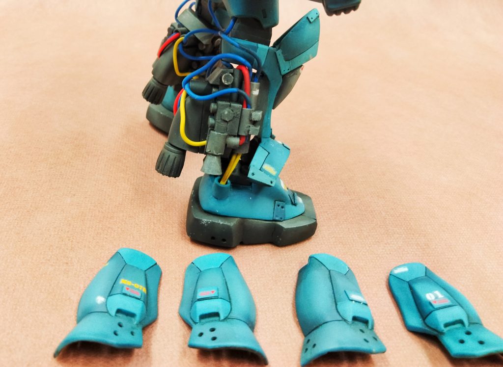 脚部はキットの左右をカット。中の機関部はマイクロブロックとプラ材です。