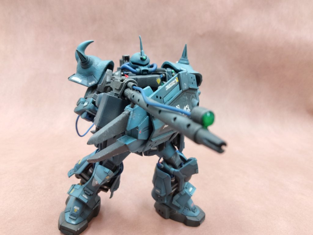 グフマシンガン!指マシンガンをオミットしザクマシンガンに手を加えました。バレルを長くし、マガジンを下から給弾する箱マガジンに変更。センサーは緑に塗装後UVレジンでレンズを付けてます。