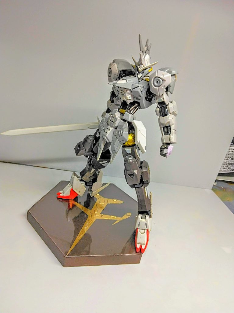 実はこの台座は自作でニューガンダムの時から出しており、一様ミラージュ騎士団の紋様です。この話題を話す相手が伯父と塾の先生ぐらいしかいなくて寂しいデスゥ…