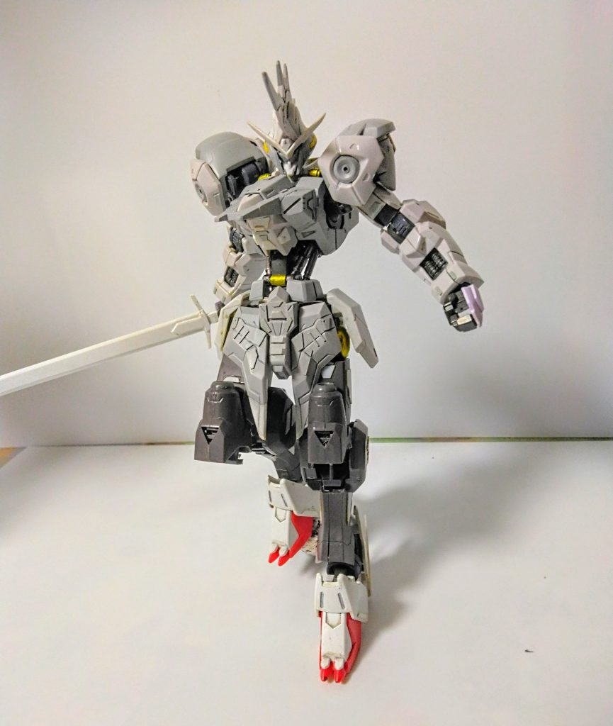 発見当初は凄い黄ばんでたのでいろいろやばかったです。うろ覚えですが胴体の腰を二ミリ延長していますね。ちなみ剣と盾は余ったもので今週作りました。キュベレイダムトの余剰パーツだと思います。