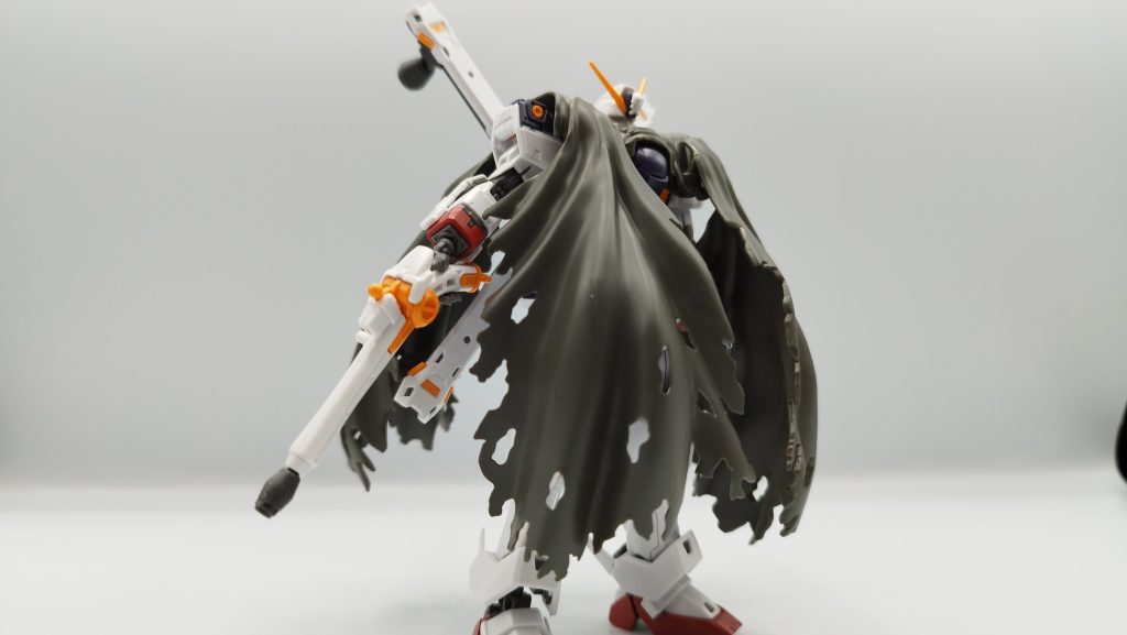 マントと武器装着の素組です。やっぱマントがいいですね。ちなみに、前方のマントは立体起動装置が見えなくなるので削除してます。