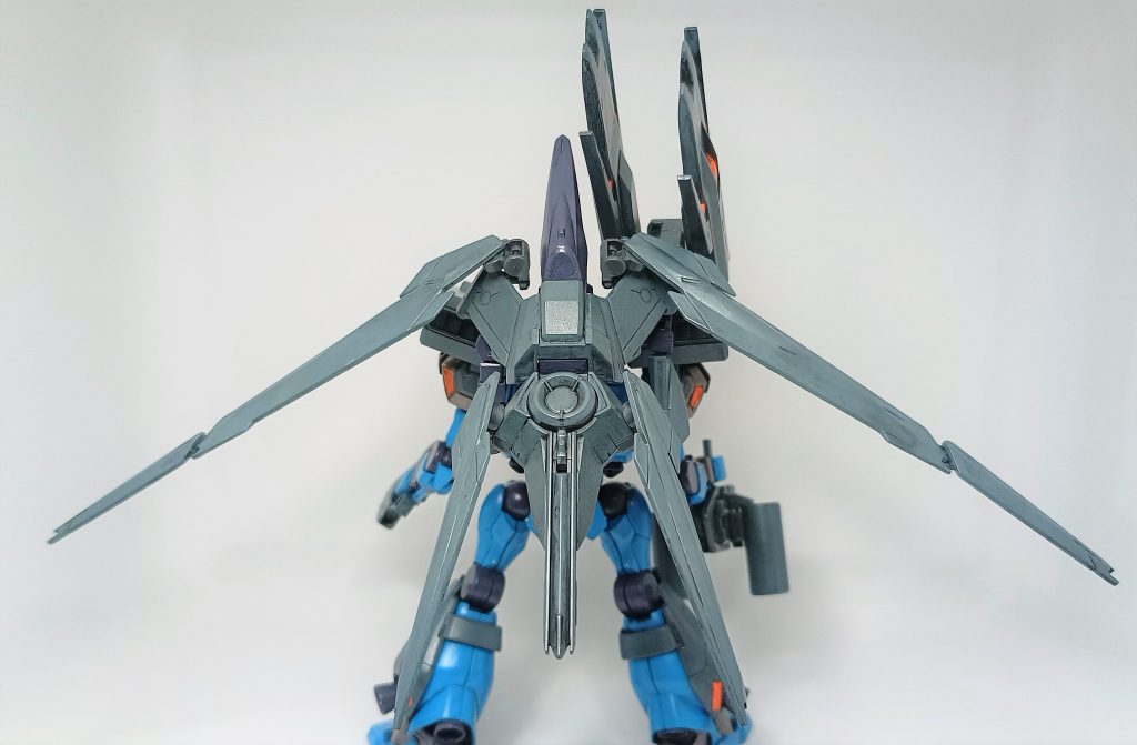 飛行形態(ただし右背面兵装一部使用不可)