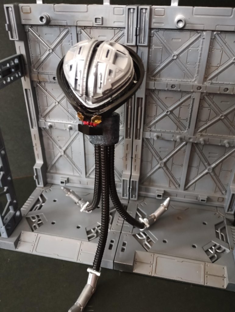 【第一形態】チブルアッガイの頭部(未装甲)を使用。脚(胴体?)には100均で購入した三脚を使用。爪はゾックから流用。火星人っぽくなってしまいました。。。