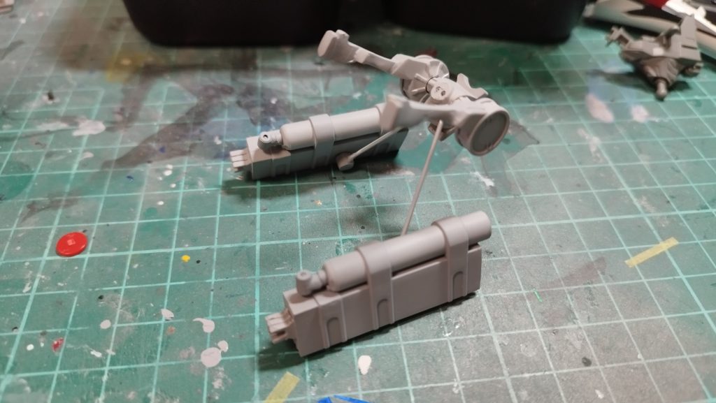 立体起動装置は、腰回りの縮小化、ボンベと背中部の接続部を真鍮線に変更、塗装し直しを行っております。