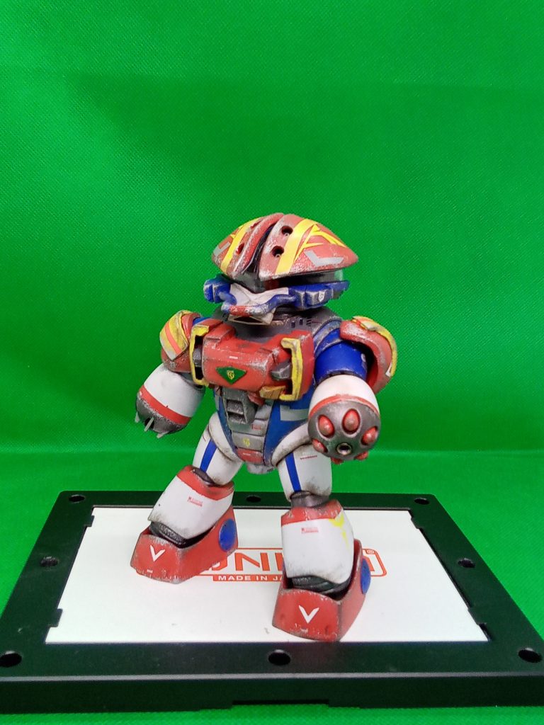 ヅラは赤一色だと寂しいのと違和感があったのでヘルメットっぽくはでな装飾にしてみましたあと・・バルカン用の穴がないと変なのでこれも追加 そのうちシャイニングアッガイやウイングアッガイも挑戦してみたいものです(アッガイが手に入れば・・)