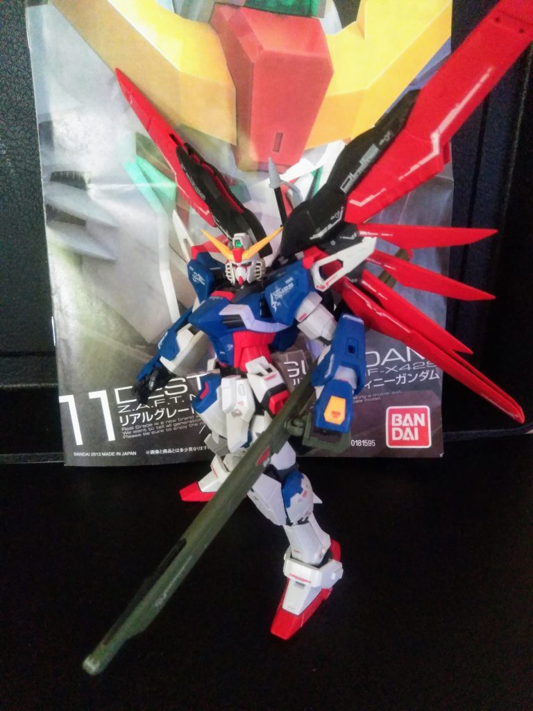 二昔前は「 MG 」もコサエテたりしましたが、現在の自分の主戦場は「 HG 」です😆🎵🎵 コレに慣れている為「細かいパーツ分け、目眩がしてくるシールの数々」には、今の自分にとって「苦行」としかなりません😱 だから、完成間近でホッタラカシでした😋「M2000GX高エネルギー長射程ビーム砲」 何度書いても長ったらしい😥