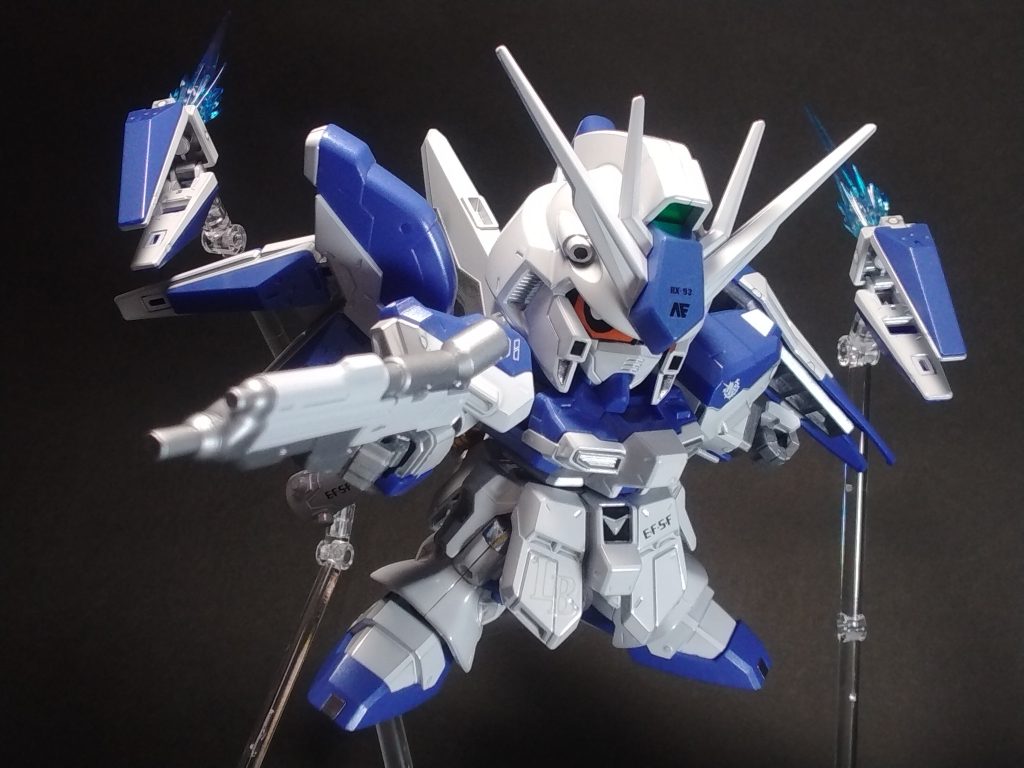 ファンネルは水星のビット用スタンドで浮かせて、ビルダーパーツのブースターエフェクトを青く塗ってそれっぽくしました。