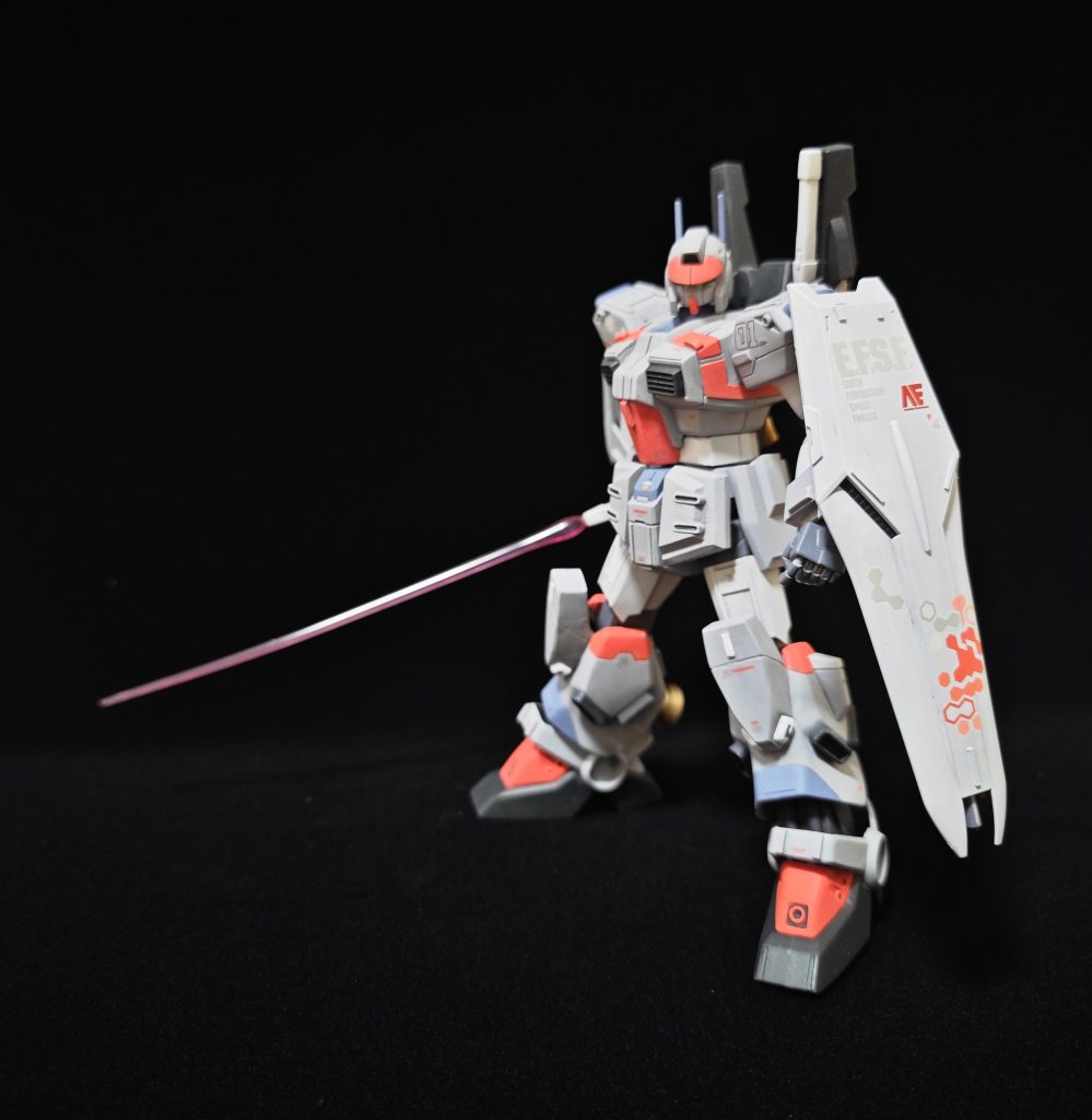 ビームライフル、バックパック、実体シールドはガンダムタイプのものが参考にされているらしいが、小型モビルスーツ用にリサイズされているので新造である。