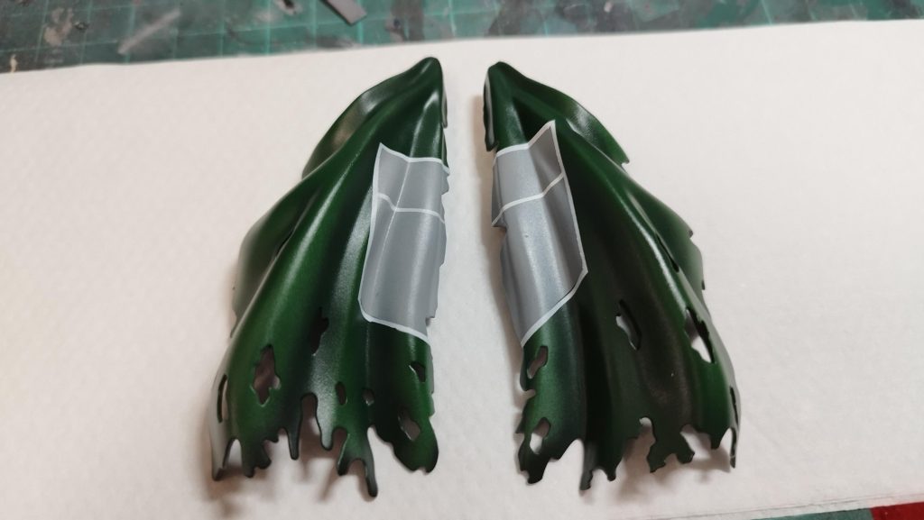 自由の翼の紋章は、本能のおもむくままに塗装しました。下地の薄いグレーをはじめ、縁取りのホワイト、そこからマスキングでの翼塗装といった感じです。