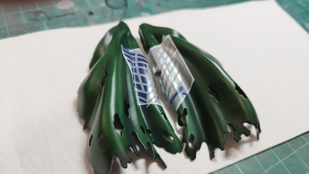 やっぱ、この調査兵団のこの紋章最高です。右マント部はスーパーファインシルバー、左マントは、コバルトブルー+ブラック調色での塗装となります。ということで、久しぶりの投稿となりますが、自身としては大変満足のいく仕上がりとなりました。まさかの、このキットはマントあり、腰のワイヤーありと調査兵団作るには最高にマッチしたキットでした。最後まで、ご覧くださりありがとうございました。