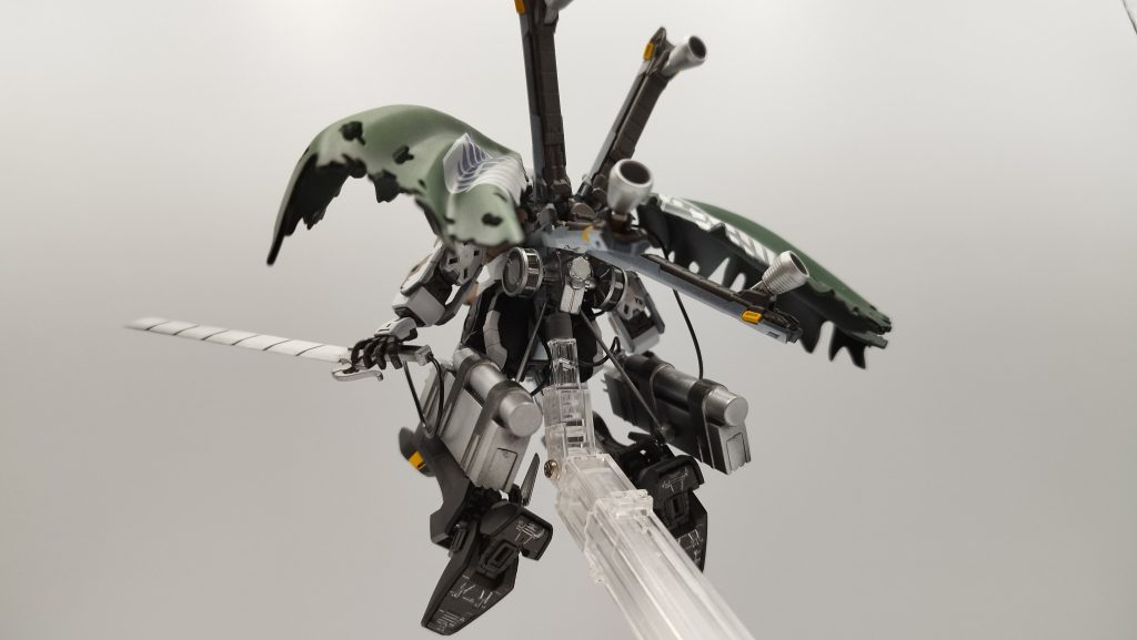 立体起動装置は塗装し直しております。水性ホビーからのスーパーファインシルバーと黒鉄色での塗装となります。