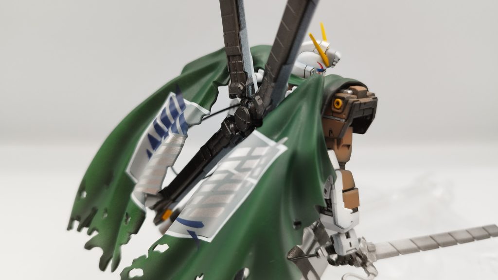 調査兵団の自由の翼の紋章を塗装してます。マントがあるこのキットだからできました。