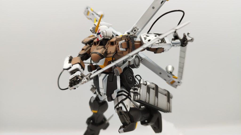 リヴァイの高速回転切りのポーズです。ただ、高速感がないですね。