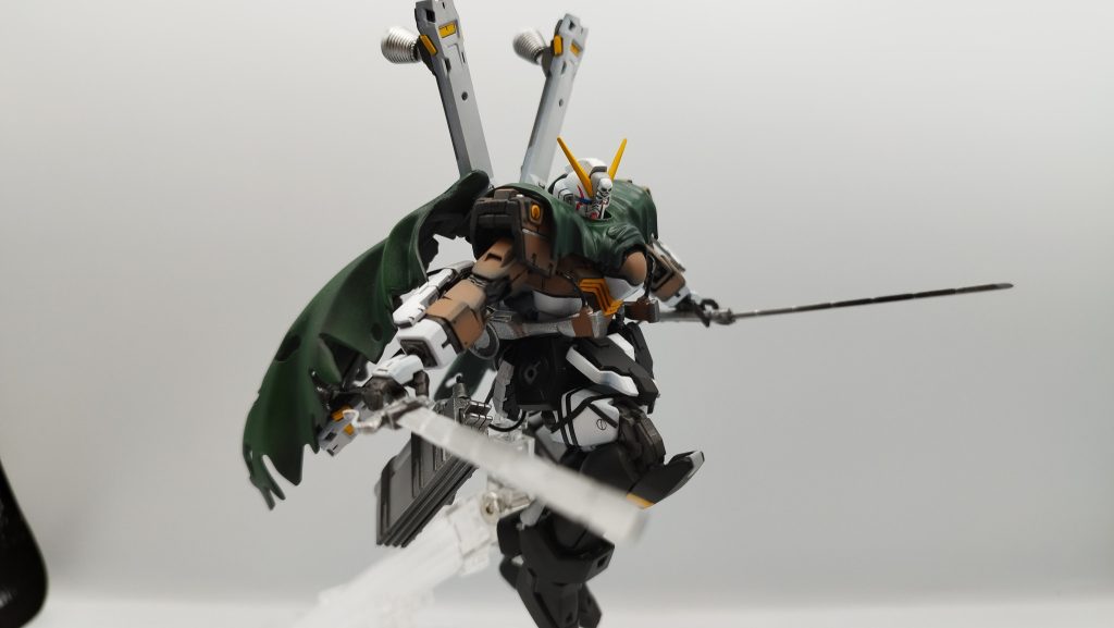 マント、腰のワイヤーアクション可能なこの機体、調査兵団を演出するのに最高のキットだと思います。