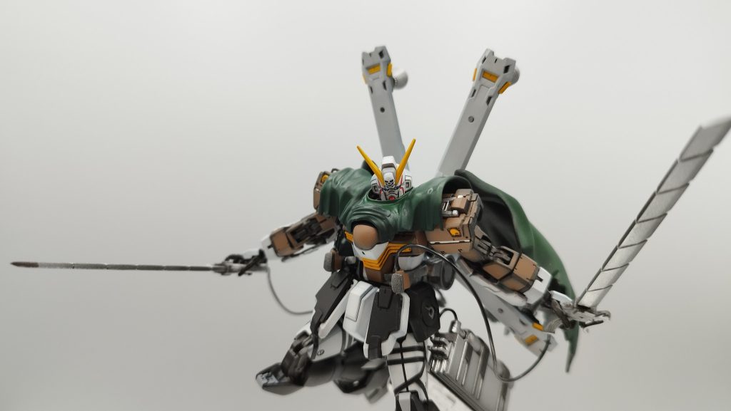 アニメでは腰回りは黒一色なのですが、この機体で黒一色にするとあじけなかったので、ホワイトを混ぜました。しいて言うと脚部のブラックももう少し色付けた方がよかったと思ってます。