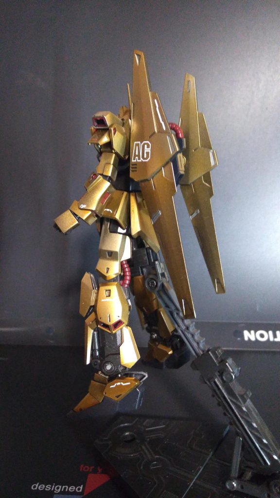 背面はデカール控え目です 。ブラック下地にシルバーとクリアーオレンジにて塗装しました。いつもは艶消しクリアーで仕上げますが今回は光沢を残したかったのでクリアーは使用していません