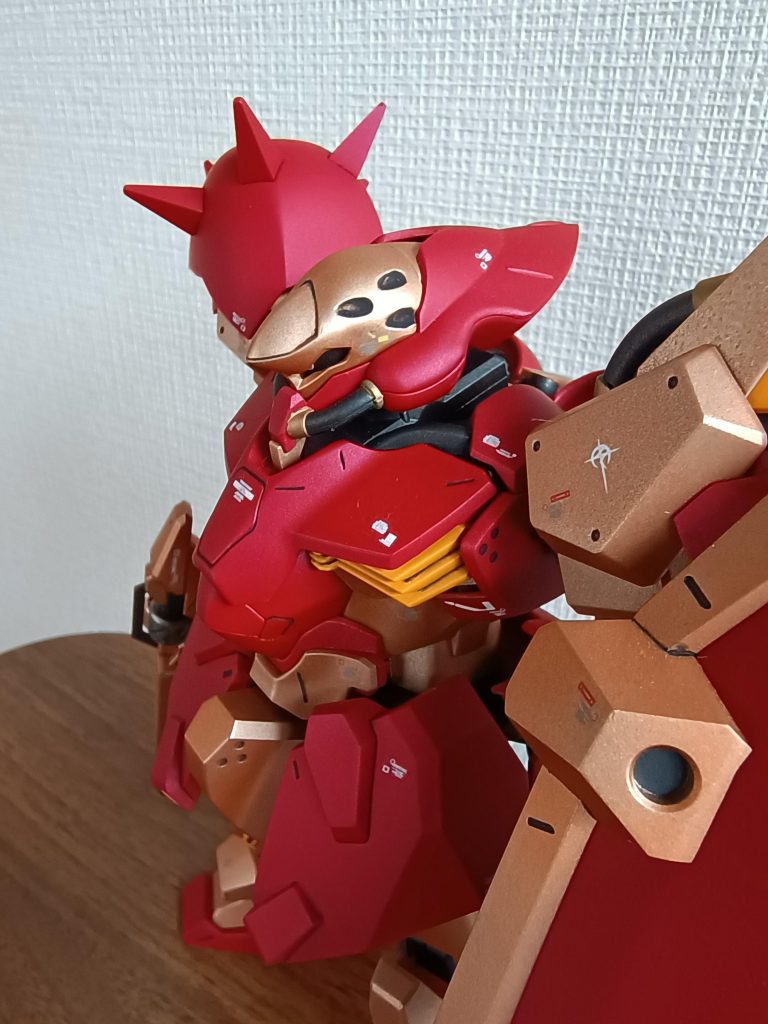 水転写デカールと念願だったマークセッターを購入。マークセッターって一時店頭からなくなりましたよね？早速使ってみると…塗装が溶ける!!えっ、YouTubeで見たのと違う！YouTuberの皆さんはほとんどラッカー系の塗料を使われているので問題ないみたいですが、水性ホビーカラーにマークセッターを直接つけると塗面が溶けます。メーカーサイトのどこかに注意文があり、水で薄めて使って下さいとのこと。瓶に書いておいて欲しかった…