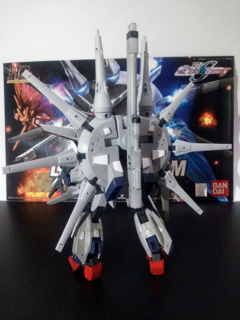 先日組み立てました「HGCE デスティニー ガンダム」と並べても違和感が無い程度にはしたつも・・・いゃっ、もぅ素人丸出しですね😭