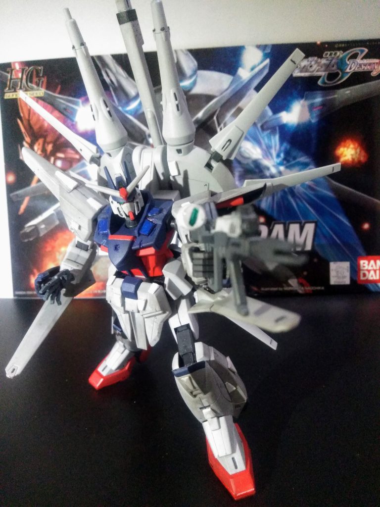 まぁ、嘆いたトコロで始まらんので此のまま進めて逝きます😤 御覧の通り「拙いスジボリ」「採寸がガタガタなプラバン貼り」そして「1.5mm程高くなった全高」と相成ります😆「HG デスティニー G」より「余剰ビームライフル」を貰い受け😏