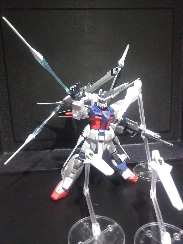 ハイ。「ドラグーン発射❗」 今回は両腕に 1/100 から貰い受けたモノも装備しています😁「GDU-X 5 & GDU-X 7 突撃ビーム機動砲」というのが本当の名前だそうです🤔