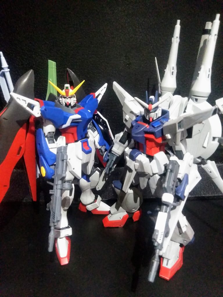 では、製作した「デスティニー G 」と並べてみます・・・うん❗🙁 ダメだこりゃ❌ 😫