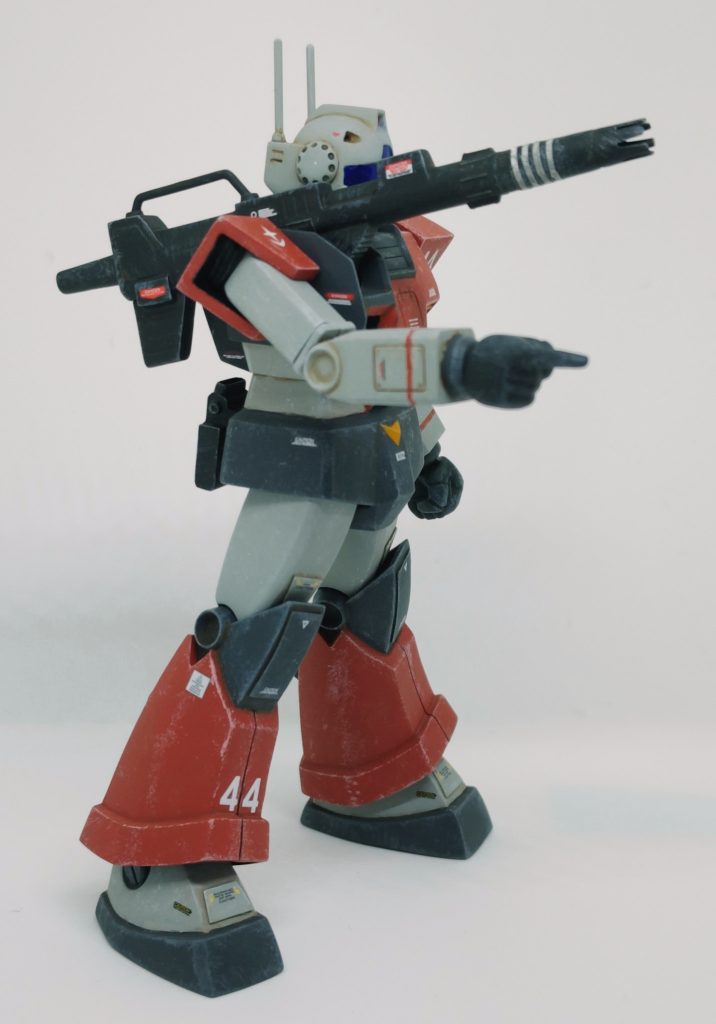 関節の接続は、肩、手首、太もも付け根、首がアルミ線接続、肘・膝はキットを切り欠いて後ハメで、両足をしっかり接地させたかったので、足首はボールジョイントを使いました。