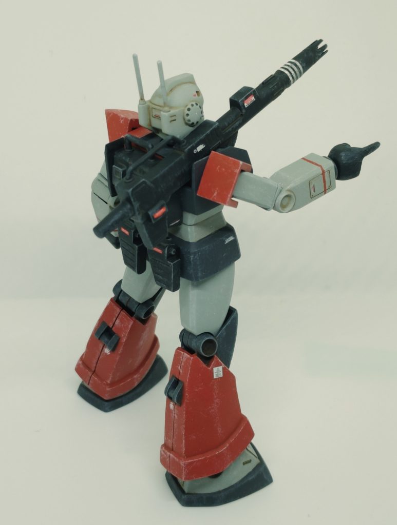 塗装は薄いグレーを缶スプレーで、他は水性アクリルの筆塗りです。黒の箇所は説明書の指示では１色なのですが、それでは味気無いと思い、キャノン砲とランドセルはミッドナイトブルー、膝や胸など外装部分はジャーマングレーで塗り分けてみました。が、やはり写真にすると見分けつかないですね。