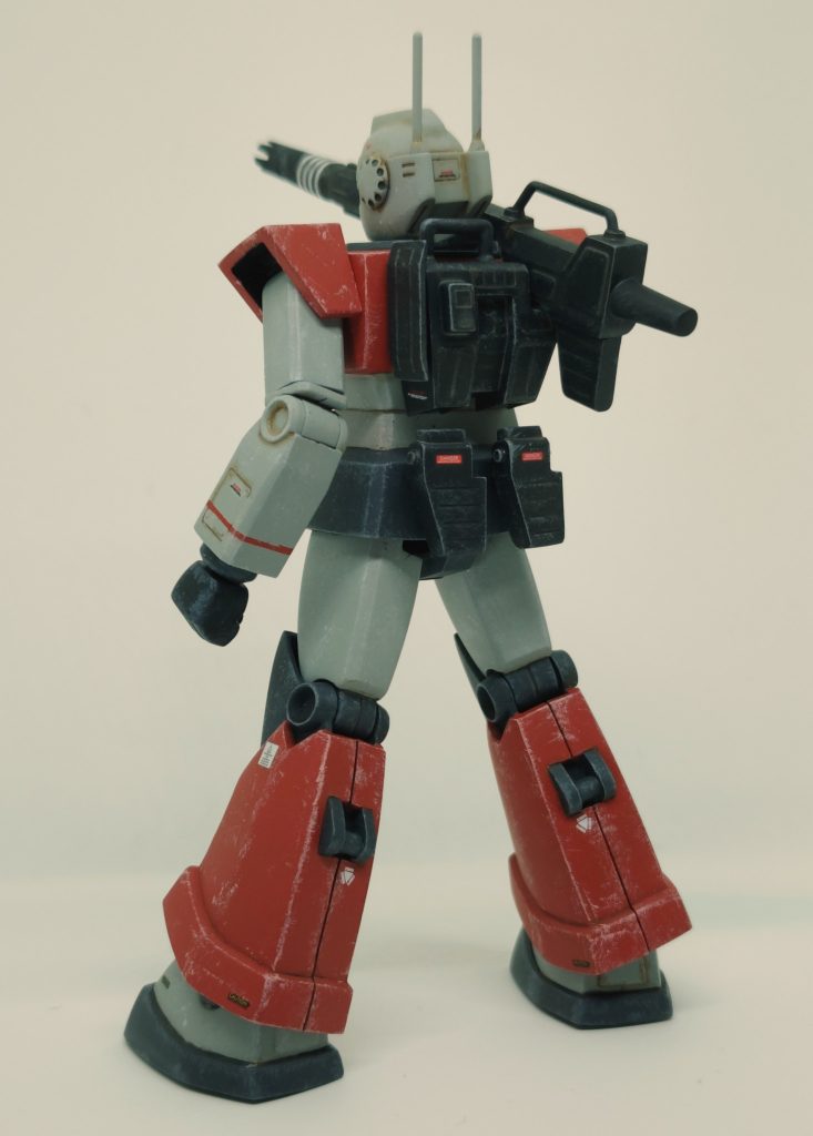 ボックスアートの雰囲気を再現するために、ドライブラシを派手めに施しました。MSVのボックスアートは、本当にワクワクしますよね。（それに比べて現行キットのつまらないこと…）しかし、腰のマガジンの真上にランドセルのバーニアがあるのは大丈夫なのか？