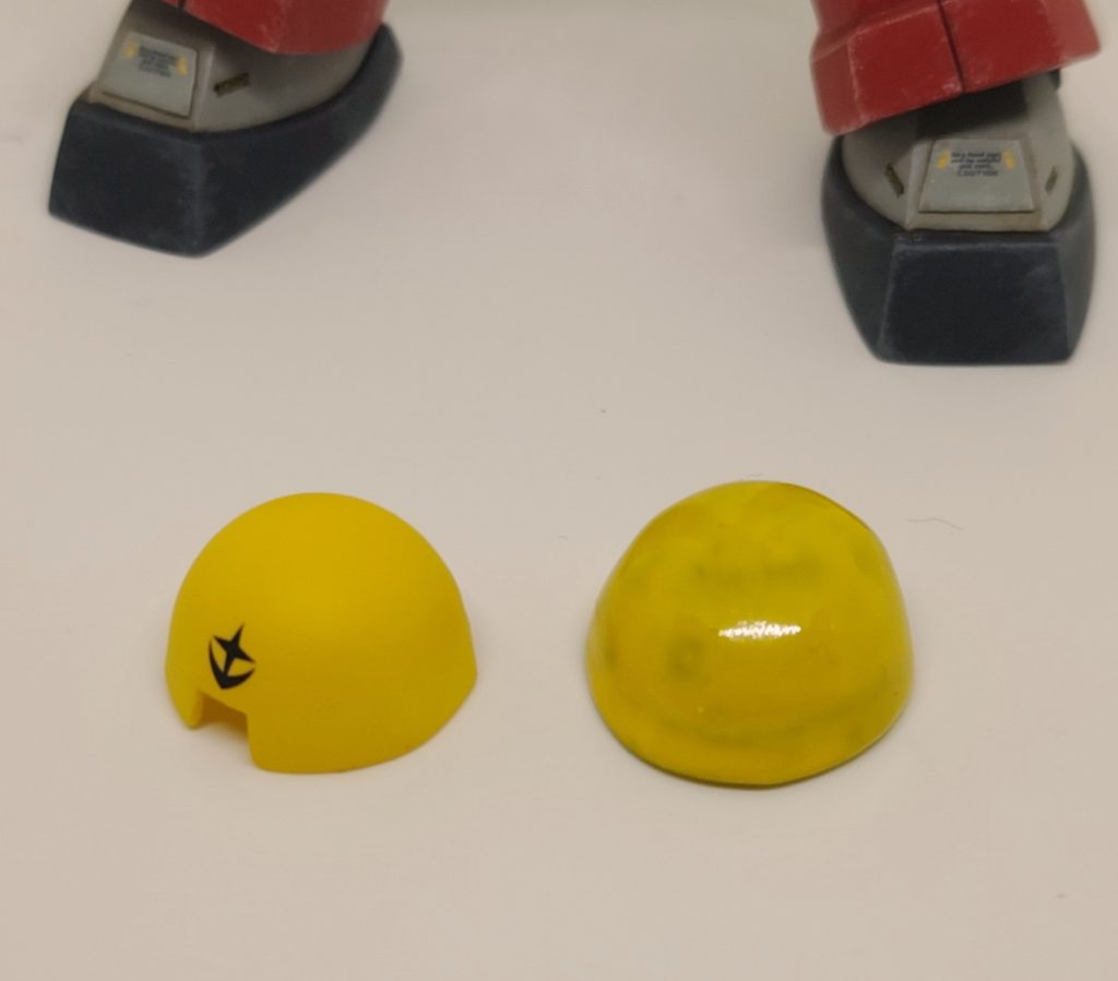 モビル・ヘルメットは当初エポキシパテで作って、どうしても大きくなってしまうものの、しょうがないので色まで塗っていたのですが、この単純な形ならヒートプレスでできそうと気が付いて、急遽ヒートプレスに初挑戦しました。