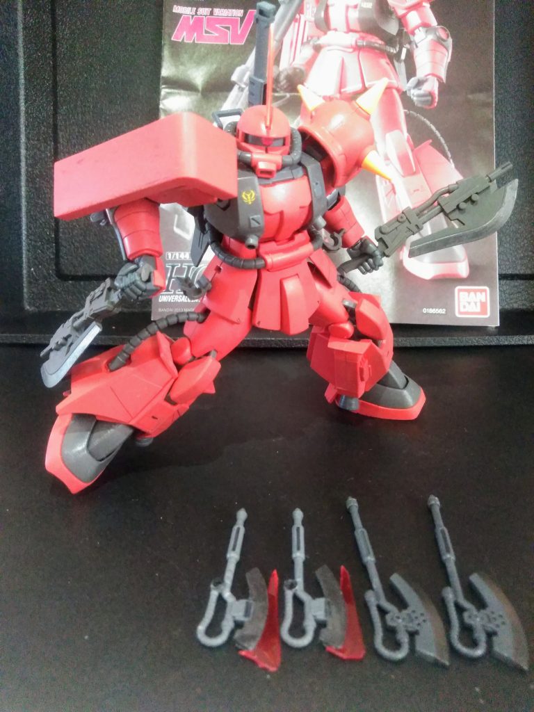 サイドアーマーには「アクト ザク」付属の ヒートホークを装備😆 このデザインが堪らなくお気に入りです😍