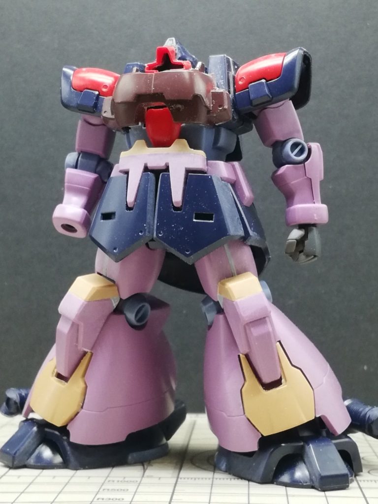 胸板を厚くしたりヒザをボリュームアップする為に砂トロのパーツを切り出して投入。