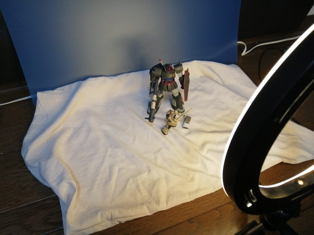 ネタばらし。青のプラ板、ベージュの布でなんちゃって砂漠ジオラマができます。スケール違いのガチャポンも名脇役。最後までご覧いただきありがとうございました。